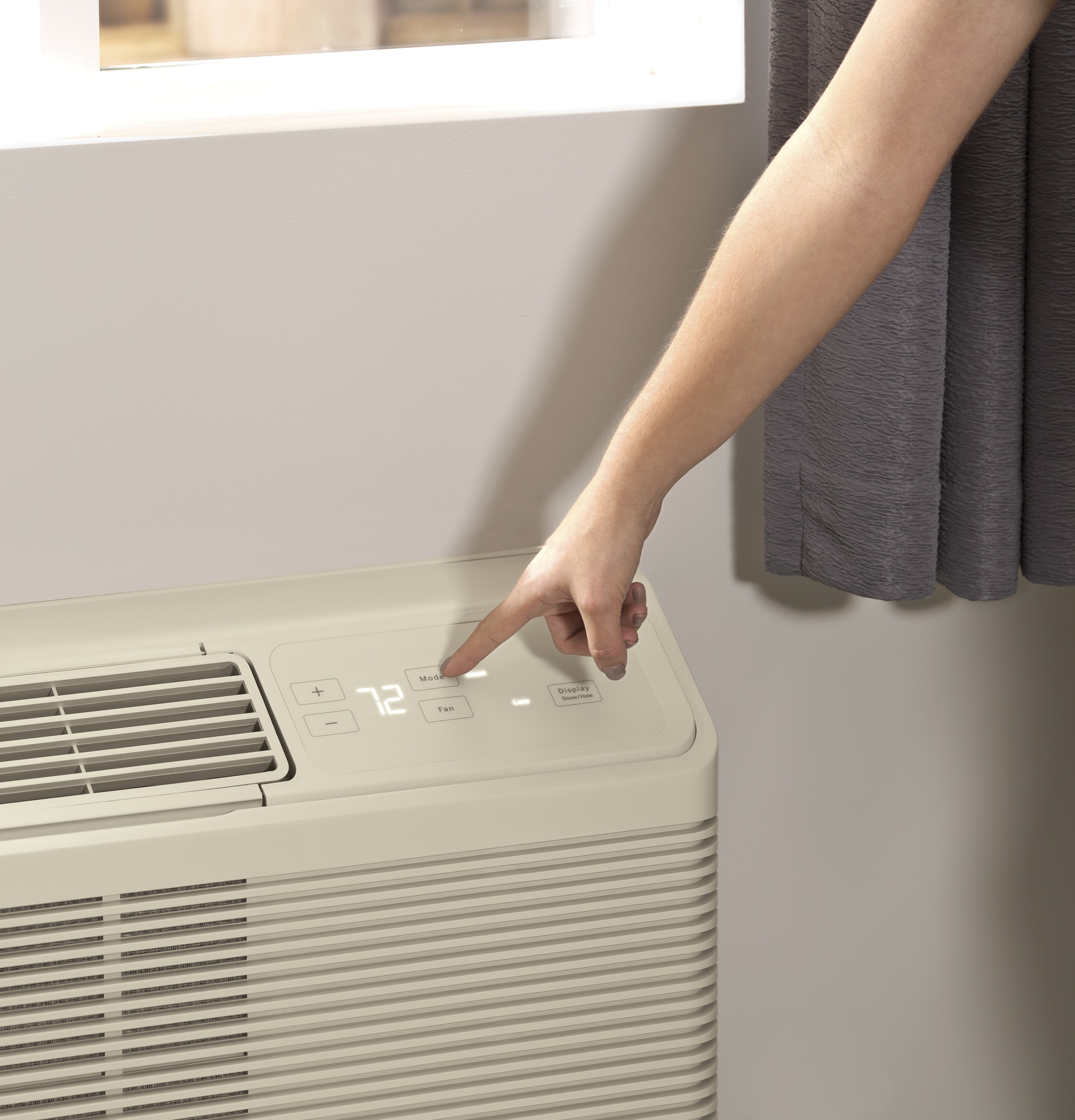 GE Zoneline® AZ45E12DAB Cooling and Electric Heat Unit 12,000 BTU, 230/208 Volt GE Zoneline® AZ45E12DAB Cooling and Electric Heat Unit 12,000 BTU, 230/208 Volt